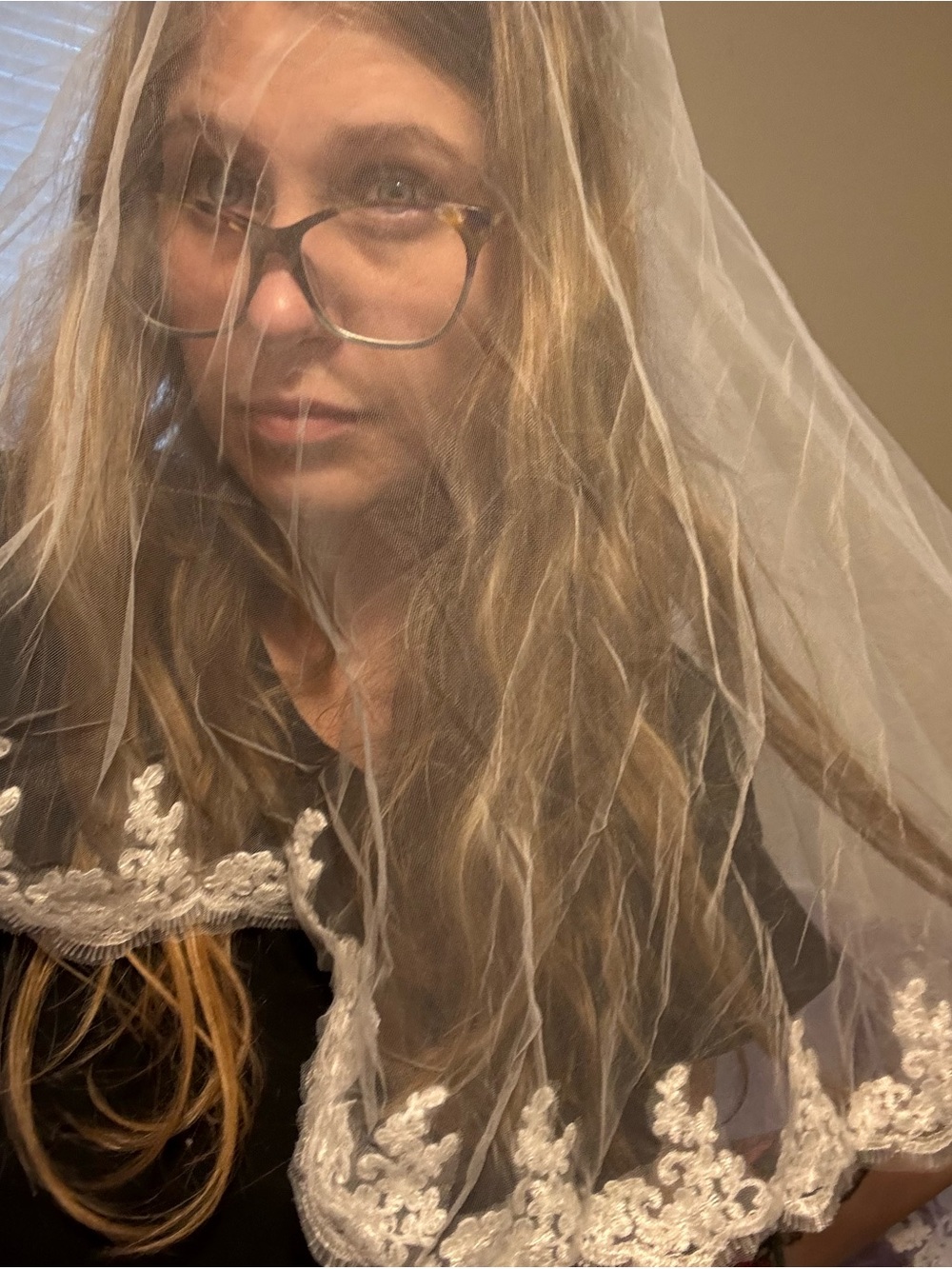 Women’s WHITE Lace-Trim Bridal Veil